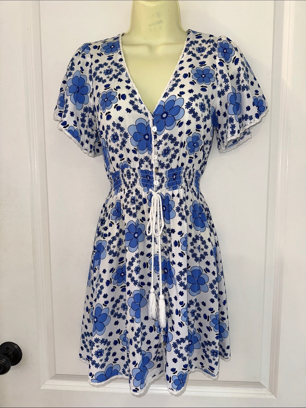 Forever 21 Retro White Mini Dress /Blue Flower Power Print &‎ Flutter Sleeves